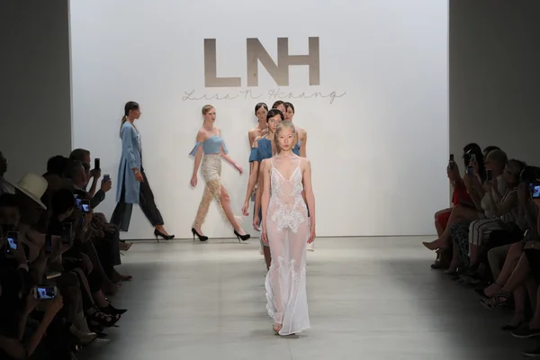 Lisa N. Hoang jaro 2017 během New York Fashion Week — Stock fotografie