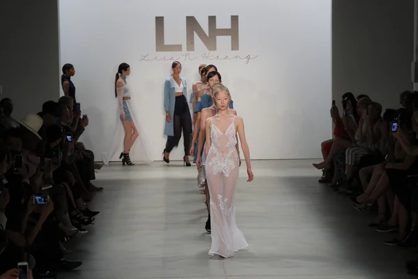 Lisa N. Hoang Primavera 2017 durante la settimana della moda di New York — Foto Stock