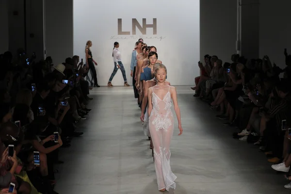 Lisa N. Hoang wiosną 2017 podczas New York Fashion Week — Zdjęcie stockowe