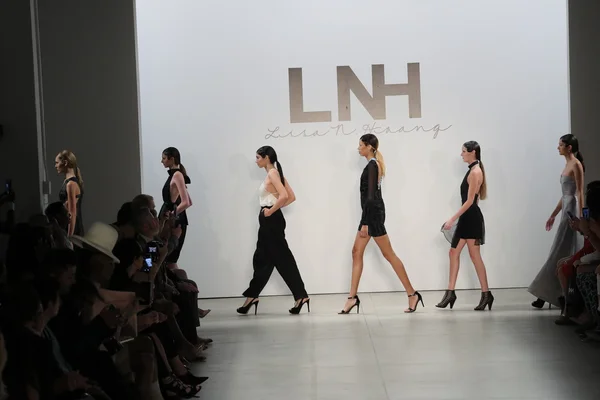 Lisa N. Hoang jaro 2017 během New York Fashion Week — Stock fotografie