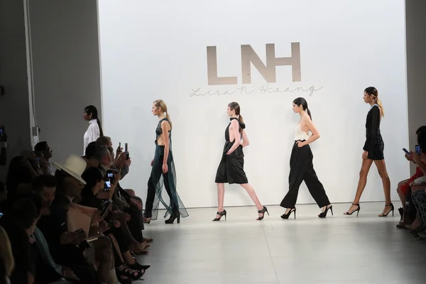 Lisa N. Hoang tavaszi 2017 során New York Fashion Week — Stock Fotó
