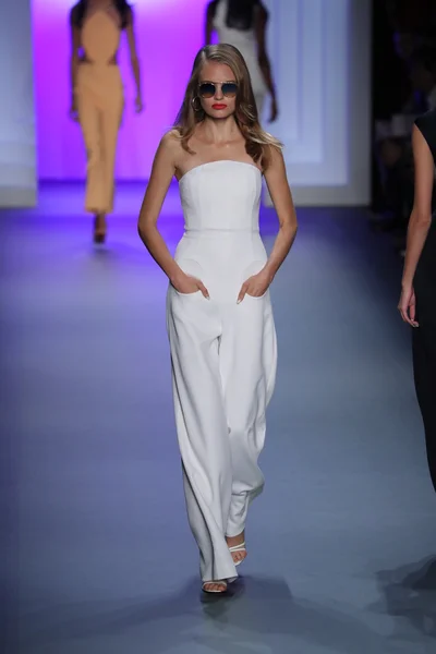 Cushnie Et Ochs desfile de moda durante a semana de moda de Nova York — Fotografia de Stock