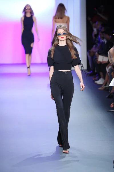 Desfile de moda de Cushnie Et Ochs durante la Semana de la Moda de Nueva York —  Fotos de Stock