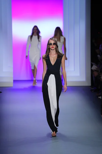 Cushnie Et Ochs desfile de moda durante a semana de moda de Nova York — Fotografia de Stock