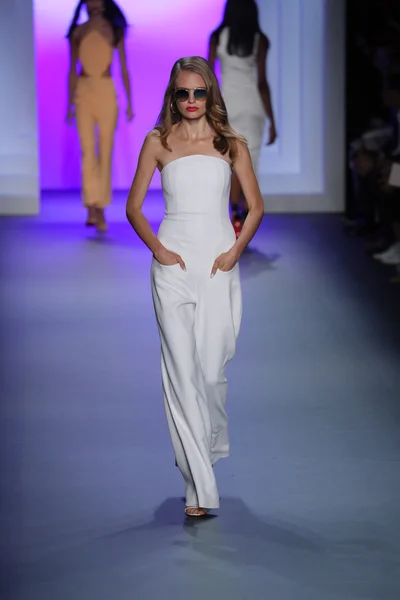 Cushnie-е-ОКС показ мод під час Нью-Йорку Тиждень моди — стокове фото