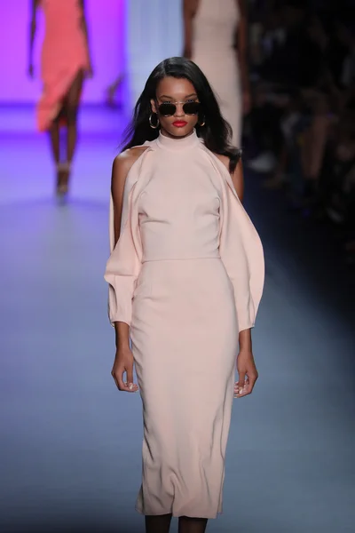 Cushnie Et Ochs módní přehlídce během New York Fashion Week — Stock fotografie