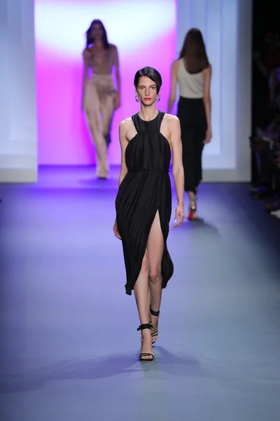 Cushnie Et Ochs desfile de moda durante a semana de moda de Nova York — Fotografia de Stock