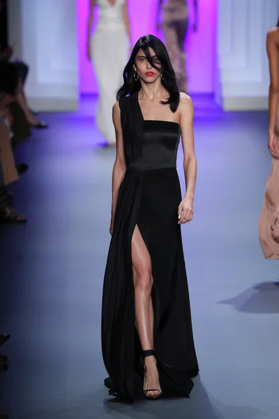 Cushnie Et Ochs desfile de moda durante a semana de moda de Nova York — Fotografia de Stock