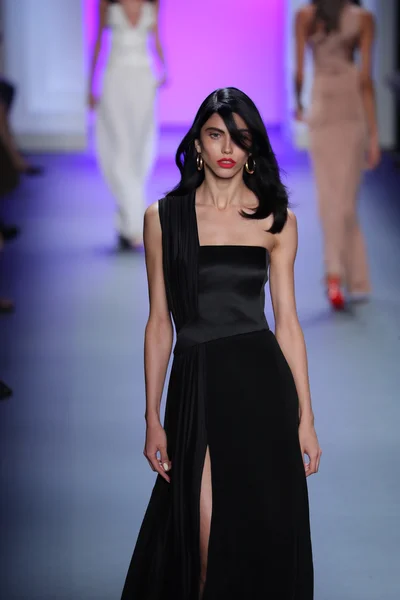 Desfile de moda de Cushnie Et Ochs durante la Semana de la Moda de Nueva York — Foto de Stock