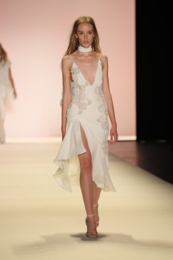Jonathan Simkhai defile