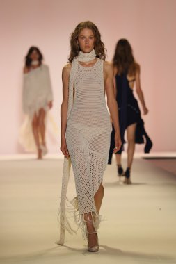 Jonathan Simkhai defile