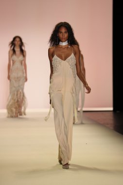 Jonathan Simkhai defile