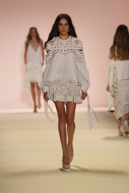Jonathan Simkhai defile