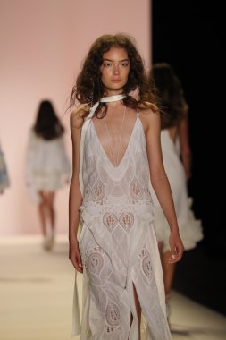 Jonathan Simkhai defile