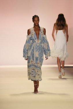 Jonathan Simkhai defile