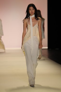 Jonathan Simkhai defile