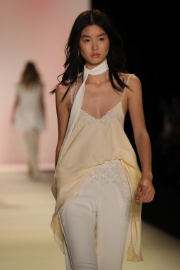 Jonathan Simkhai defile