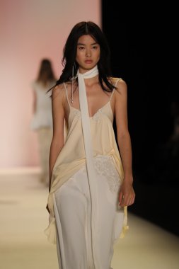 Jonathan Simkhai defile