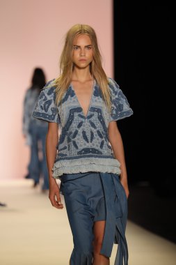 Jonathan Simkhai defile