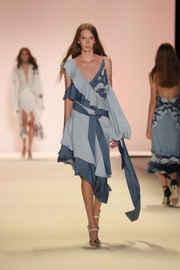 Jonathan Simkhai defile