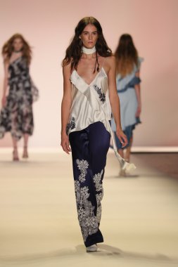 Jonathan Simkhai defile