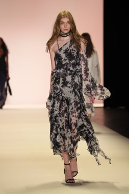 Jonathan Simkhai defile