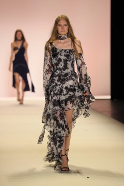 Jonathan Simkhai defile