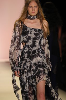 Jonathan Simkhai defile