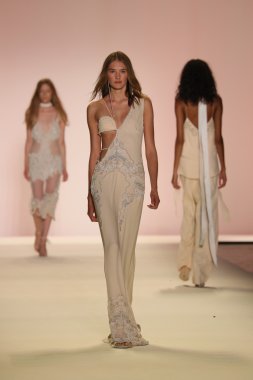 Jonathan Simkhai defile