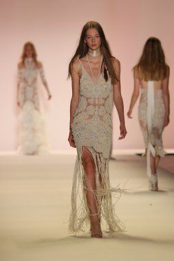 Jonathan Simkhai defile