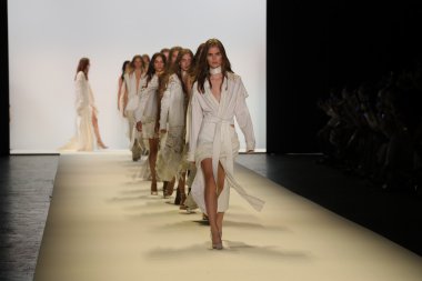Jonathan Simkhai defile