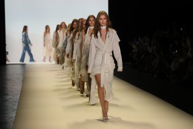 Jonathan Simkhai defile