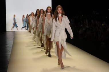 Jonathan Simkhai defile