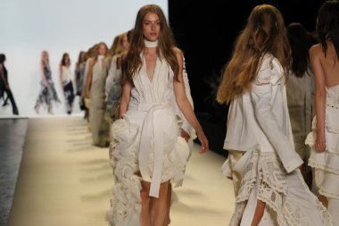Jonathan Simkhai defile