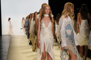 Jonathan Simkhai defile