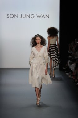  New York Moda Haftası sırasında Son Jung Wan Pist