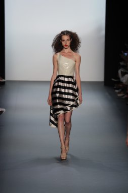  New York Moda Haftası sırasında Son Jung Wan Pist