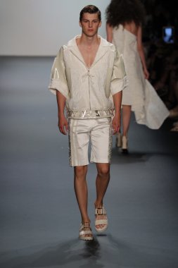 New York Moda Haftası sırasında Son Jung Wan Pist