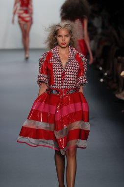  New York Moda Haftası sırasında Son Jung Wan Pist