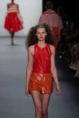  New York Moda Haftası sırasında Son Jung Wan Pist