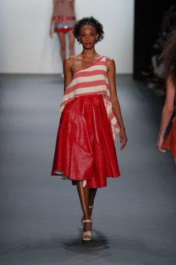  New York Moda Haftası sırasında Son Jung Wan Pist