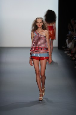  New York Moda Haftası sırasında Son Jung Wan Pist
