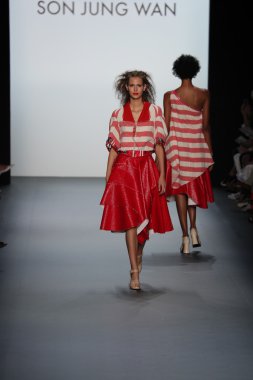  New York Moda Haftası sırasında Son Jung Wan Pist