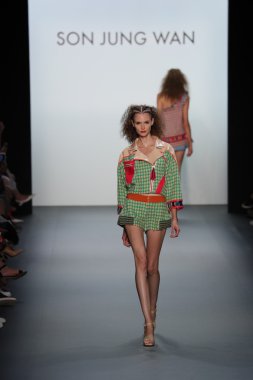  New York Moda Haftası sırasında Son Jung Wan Pist