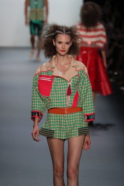  New York Moda Haftası sırasında Son Jung Wan Pist