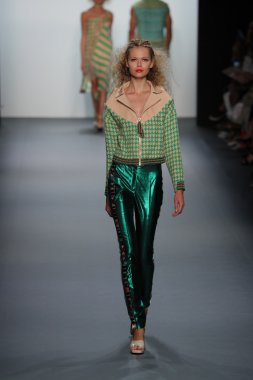  New York Moda Haftası sırasında Son Jung Wan Pist