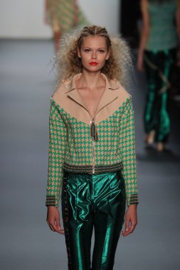  New York Moda Haftası sırasında Son Jung Wan Pist