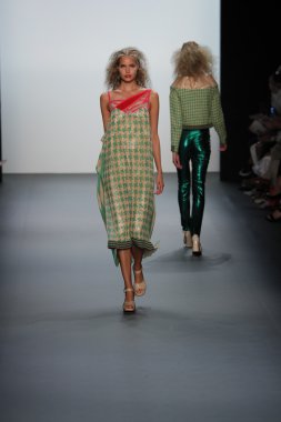  New York Moda Haftası sırasında Son Jung Wan Pist