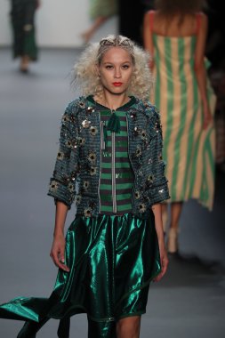  New York Moda Haftası sırasında Son Jung Wan Pist