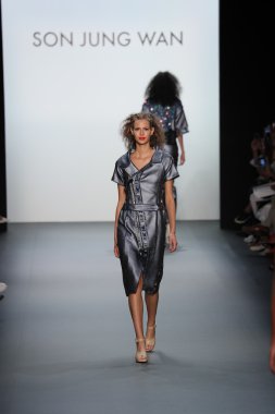  New York Moda Haftası sırasında Son Jung Wan Pist